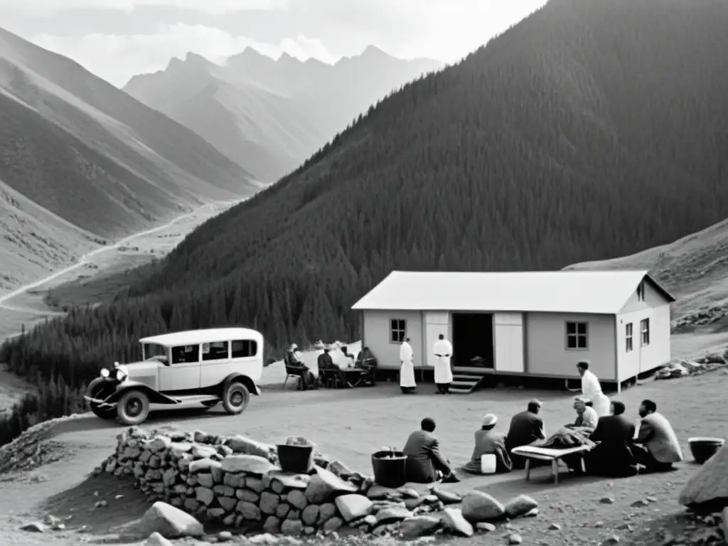 Un antigua fotografía en blanco y negro de una clínica remota en las montañas, con trabajadores de la salud atendiendo a pacientes